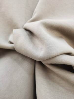 80%コットン15%ポリエステル5%スパンデックス260gsmエアレイヤーニット生地のスウェットシャツガーメント。